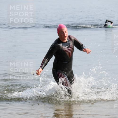 15.06.2025 - 27. Vierlanden-Triathlon Lena Gebhardt http://msf.ph/oto/8047741 15.06.2025 08:52:47 Schwimmen 98, 233 meine-sportfotos.de