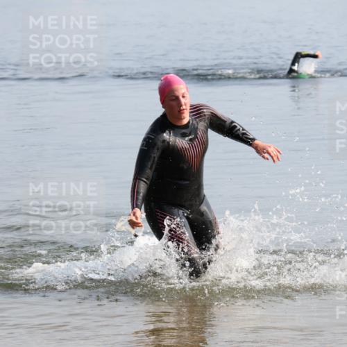 15.06.2025 - 27. Vierlanden-Triathlon Lena Gebhardt http://msf.ph/oto/8047743 15.06.2025 08:52:47 Schwimmen 98, 233 meine-sportfotos.de