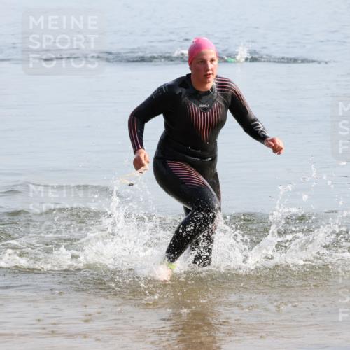 15.06.2025 - 27. Vierlanden-Triathlon Lena Gebhardt http://msf.ph/oto/8047745 15.06.2025 08:52:47 Schwimmen 98, 233 meine-sportfotos.de