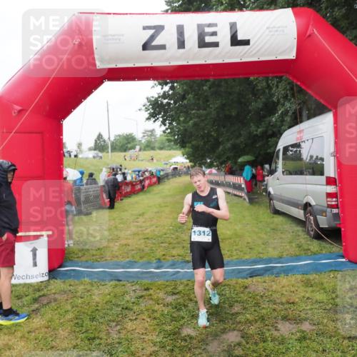21.06.2025 - 27. Vierlanden-Triathlon MichiJ http://msf.ph/oto/8047750 15.06.2026 14:14:44 Ziel 1164, 1312 meine-sportfotos.de