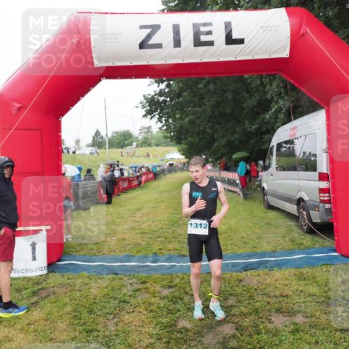 21.06.2025 - 27. Vierlanden-Triathlon MichiJ http://msf.ph/oto/8047752 15.06.2026 14:14:44 Ziel 1164, 1312 meine-sportfotos.de