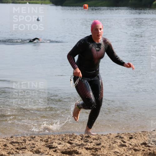 15.06.2025 - 27. Vierlanden-Triathlon Lena Gebhardt http://msf.ph/oto/8047753 15.06.2025 08:52:48 Schwimmen 98, 233 meine-sportfotos.de