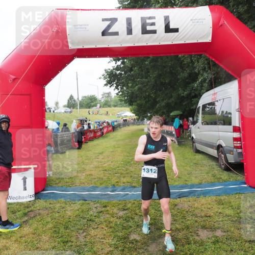 21.06.2025 - 27. Vierlanden-Triathlon MichiJ http://msf.ph/oto/8047756 15.06.2026 14:14:44 Ziel 1164, 1312 meine-sportfotos.de