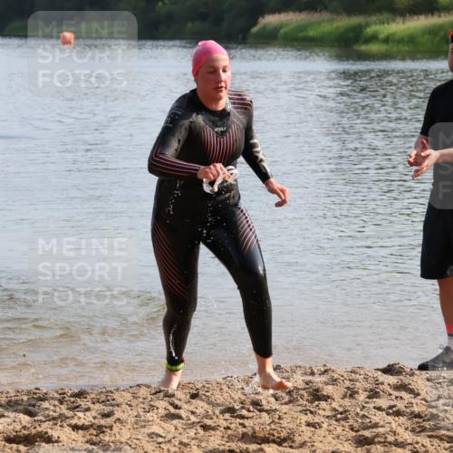 15.06.2025 - 27. Vierlanden-Triathlon Lena Gebhardt http://msf.ph/oto/8047757 15.06.2025 08:52:49 Schwimmen 98, 233 meine-sportfotos.de