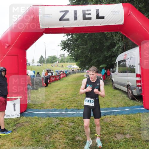 21.06.2025 - 27. Vierlanden-Triathlon MichiJ http://msf.ph/oto/8047760 15.06.2026 14:14:45 Ziel 1164, 1312 meine-sportfotos.de
