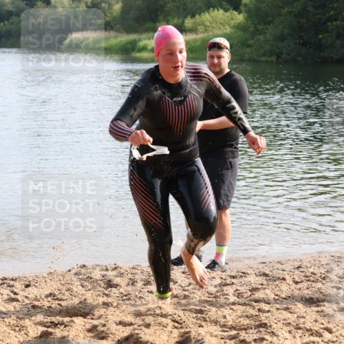 15.06.2025 - 27. Vierlanden-Triathlon Lena Gebhardt http://msf.ph/oto/8047761 15.06.2025 08:52:49 Schwimmen 98, 233 meine-sportfotos.de