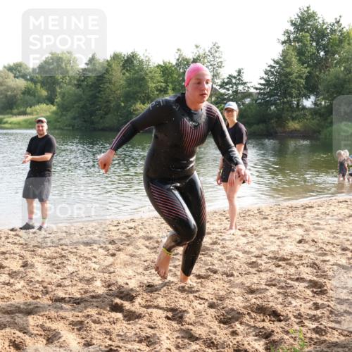 15.06.2025 - 27. Vierlanden-Triathlon Lena Gebhardt http://msf.ph/oto/8047771 15.06.2025 08:52:50 Schwimmen 98, 233 meine-sportfotos.de