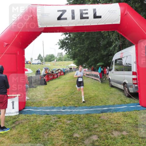 21.06.2025 - 27. Vierlanden-Triathlon MichiJ http://msf.ph/oto/8047774 15.06.2026 14:15:01 Ziel 1189 meine-sportfotos.de