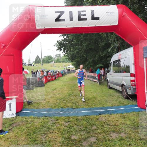 21.06.2025 - 27. Vierlanden-Triathlon MichiJ http://msf.ph/oto/8047797 15.06.2026 14:15:28 Ziel 1278 meine-sportfotos.de