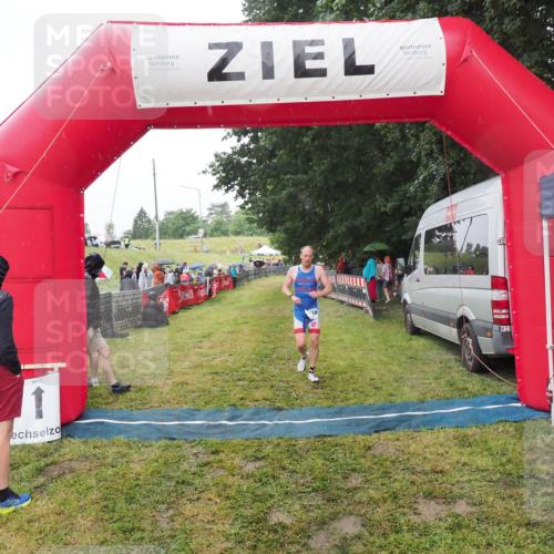 21.06.2025 - 27. Vierlanden-Triathlon MichiJ http://msf.ph/oto/8047799 15.06.2026 14:15:28 Ziel 1278 meine-sportfotos.de