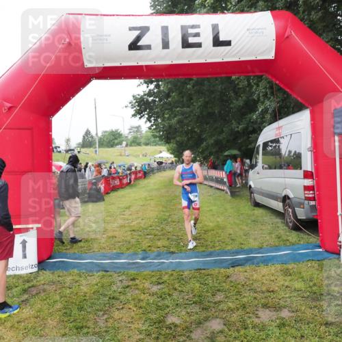 21.06.2025 - 27. Vierlanden-Triathlon MichiJ http://msf.ph/oto/8047803 15.06.2026 14:15:28 Ziel 1278 meine-sportfotos.de