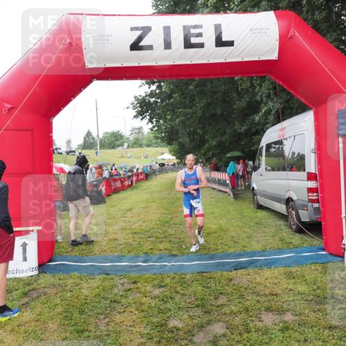 21.06.2025 - 27. Vierlanden-Triathlon MichiJ http://msf.ph/oto/8047805 15.06.2026 14:15:28 Ziel 1278 meine-sportfotos.de