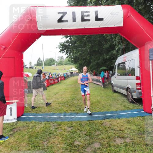 21.06.2025 - 27. Vierlanden-Triathlon MichiJ http://msf.ph/oto/8047807 15.06.2026 14:15:29 Ziel 1278 meine-sportfotos.de