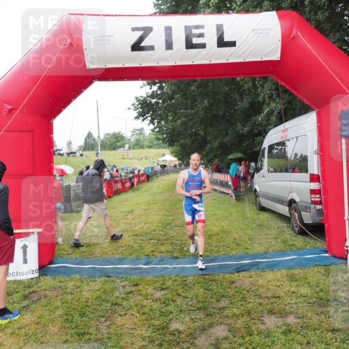 21.06.2025 - 27. Vierlanden-Triathlon MichiJ http://msf.ph/oto/8047809 15.06.2026 14:15:29 Ziel 1278 meine-sportfotos.de