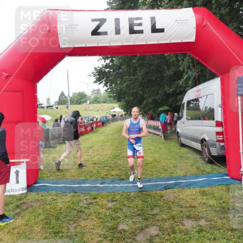 21.06.2025 - 27. Vierlanden-Triathlon MichiJ http://msf.ph/oto/8047811 15.06.2026 14:15:29 Ziel 1278 meine-sportfotos.de