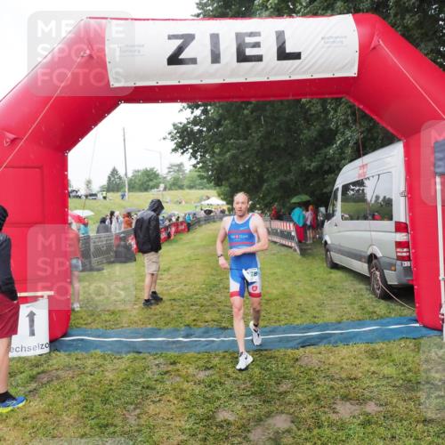 21.06.2025 - 27. Vierlanden-Triathlon MichiJ http://msf.ph/oto/8047815 15.06.2026 14:15:29 Ziel 1278 meine-sportfotos.de