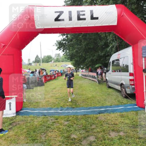 21.06.2025 - 27. Vierlanden-Triathlon MichiJ http://msf.ph/oto/8047824 15.06.2026 14:15:39 Ziel 1211 meine-sportfotos.de