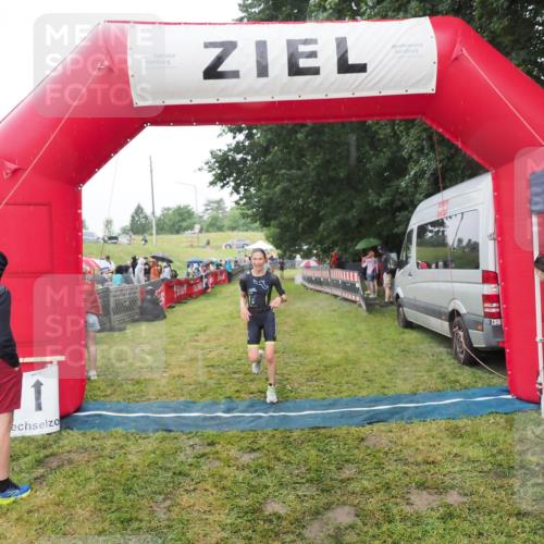21.06.2025 - 27. Vierlanden-Triathlon MichiJ http://msf.ph/oto/8047830 15.06.2026 14:15:40 Ziel 1211, 1309 meine-sportfotos.de