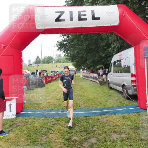 21.06.2025 - 27. Vierlanden-Triathlon MichiJ http://msf.ph/oto/8047839 15.06.2026 14:15:40 Ziel 1211, 1309 meine-sportfotos.de