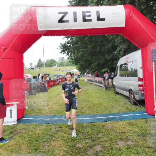 21.06.2025 - 27. Vierlanden-Triathlon MichiJ http://msf.ph/oto/8047841 15.06.2026 14:15:40 Ziel 1211, 1309 meine-sportfotos.de
