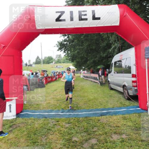 21.06.2025 - 27. Vierlanden-Triathlon MichiJ http://msf.ph/oto/8047854 15.06.2026 14:15:44 Ziel 1172, 1211, 1309 meine-sportfotos.de