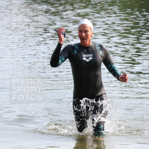 15.06.2025 - 27. Vierlanden-Triathlon Lena Gebhardt http://msf.ph/oto/8047910 15.06.2025 08:55:32 Schwimmen 225 meine-sportfotos.de
