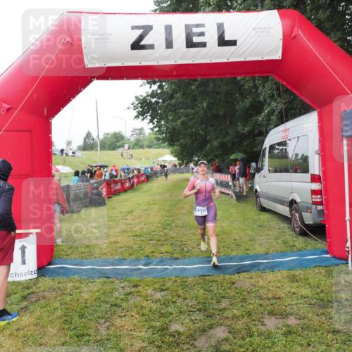 21.06.2025 - 27. Vierlanden-Triathlon MichiJ http://msf.ph/oto/8047916 15.06.2026 14:15:54 Ziel 1210, 1217, 1293 meine-sportfotos.de