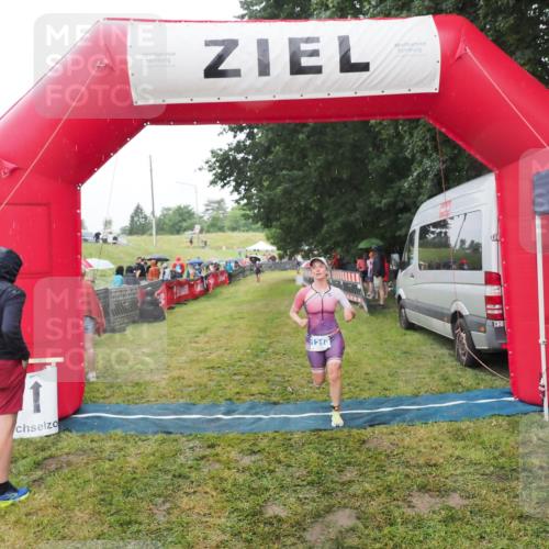 21.06.2025 - 27. Vierlanden-Triathlon MichiJ http://msf.ph/oto/8047918 15.06.2026 14:15:54 Ziel 1210, 1217, 1293 meine-sportfotos.de