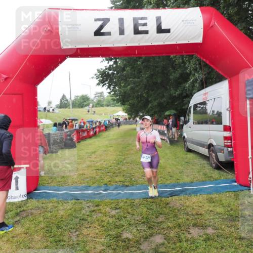21.06.2025 - 27. Vierlanden-Triathlon MichiJ http://msf.ph/oto/8047921 15.06.2026 14:15:54 Ziel 1210, 1217, 1293 meine-sportfotos.de
