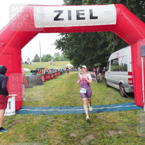 21.06.2025 - 27. Vierlanden-Triathlon MichiJ http://msf.ph/oto/8047923 15.06.2026 14:15:54 Ziel 1210, 1217, 1293 meine-sportfotos.de