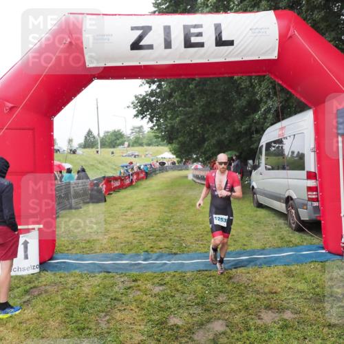 21.06.2025 - 27. Vierlanden-Triathlon MichiJ http://msf.ph/oto/8047999 15.06.2026 14:16:19 Ziel 1253 meine-sportfotos.de