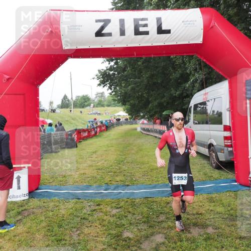 21.06.2025 - 27. Vierlanden-Triathlon MichiJ http://msf.ph/oto/8048006 15.06.2026 14:16:19 Ziel 1253 meine-sportfotos.de