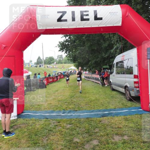 21.06.2025 - 27. Vierlanden-Triathlon MichiJ http://msf.ph/oto/8048008 15.06.2026 14:17:16 Ziel 1218, 1269 meine-sportfotos.de