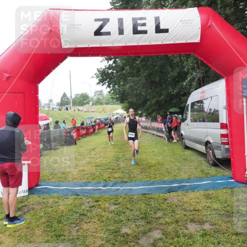21.06.2025 - 27. Vierlanden-Triathlon MichiJ http://msf.ph/oto/8048017 15.06.2026 14:17:17 Ziel 1218, 1269 meine-sportfotos.de