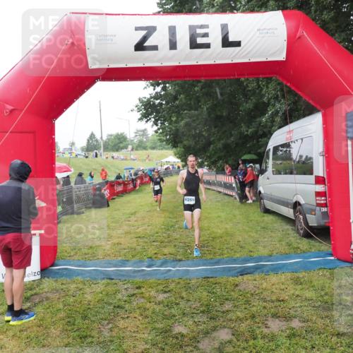 21.06.2025 - 27. Vierlanden-Triathlon MichiJ http://msf.ph/oto/8048021 15.06.2026 14:17:17 Ziel 1218, 1269 meine-sportfotos.de