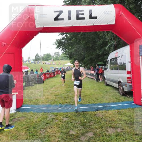 21.06.2025 - 27. Vierlanden-Triathlon MichiJ http://msf.ph/oto/8048025 15.06.2026 14:17:17 Ziel 1218, 1269 meine-sportfotos.de