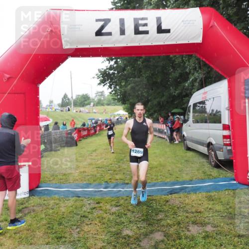 21.06.2025 - 27. Vierlanden-Triathlon MichiJ http://msf.ph/oto/8048030 15.06.2026 14:17:18 Ziel 1218, 1269 meine-sportfotos.de