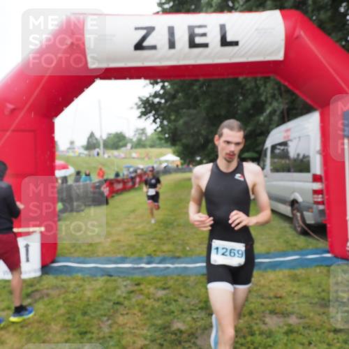 21.06.2025 - 27. Vierlanden-Triathlon MichiJ http://msf.ph/oto/8048032 15.06.2026 14:17:18 Ziel 1218, 1269 meine-sportfotos.de