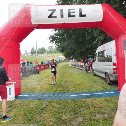 21.06.2025 - 27. Vierlanden-Triathlon MichiJ http://msf.ph/oto/8048041 15.06.2026 14:17:19 Ziel 1218, 1269 meine-sportfotos.de