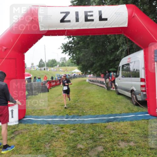 21.06.2025 - 27. Vierlanden-Triathlon MichiJ http://msf.ph/oto/8048043 15.06.2026 14:17:19 Ziel 1218, 1269 meine-sportfotos.de