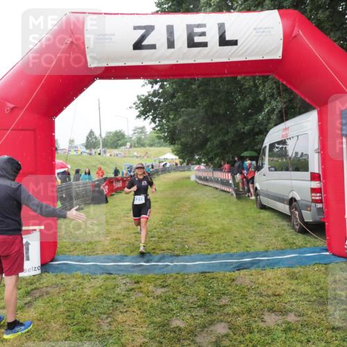 21.06.2025 - 27. Vierlanden-Triathlon MichiJ http://msf.ph/oto/8048049 15.06.2026 14:17:19 Ziel 1218, 1269 meine-sportfotos.de