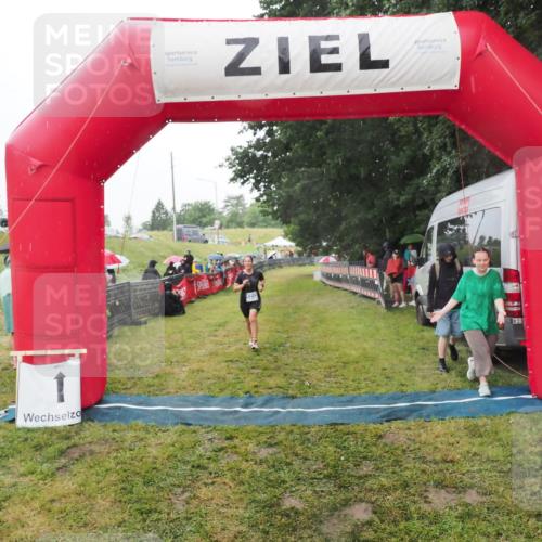 21.06.2025 - 27. Vierlanden-Triathlon MichiJ http://msf.ph/oto/8048093 15.06.2026 14:18:02 Ziel 1212 meine-sportfotos.de