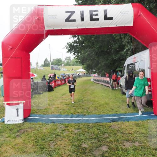 21.06.2025 - 27. Vierlanden-Triathlon MichiJ http://msf.ph/oto/8048095 15.06.2026 14:18:02 Ziel 1212 meine-sportfotos.de