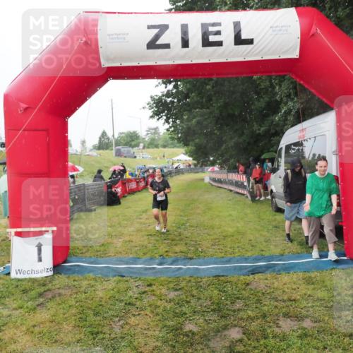 21.06.2025 - 27. Vierlanden-Triathlon MichiJ http://msf.ph/oto/8048097 15.06.2026 14:18:02 Ziel 1212 meine-sportfotos.de