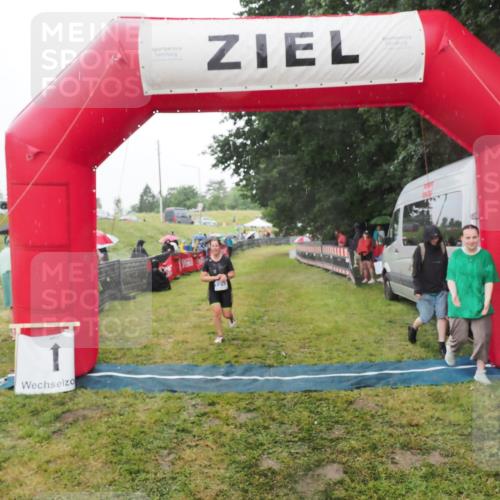 21.06.2025 - 27. Vierlanden-Triathlon MichiJ http://msf.ph/oto/8048101 15.06.2026 14:18:03 Ziel 1212 meine-sportfotos.de