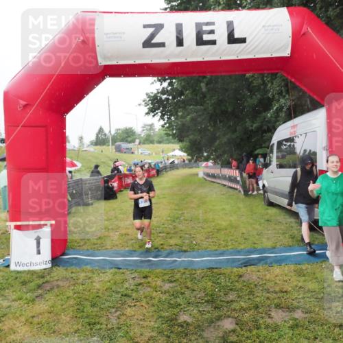21.06.2025 - 27. Vierlanden-Triathlon MichiJ http://msf.ph/oto/8048107 15.06.2026 14:18:03 Ziel 1212 meine-sportfotos.de