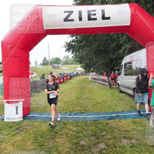 21.06.2025 - 27. Vierlanden-Triathlon MichiJ http://msf.ph/oto/8048116 15.06.2026 14:18:03 Ziel 1212 meine-sportfotos.de