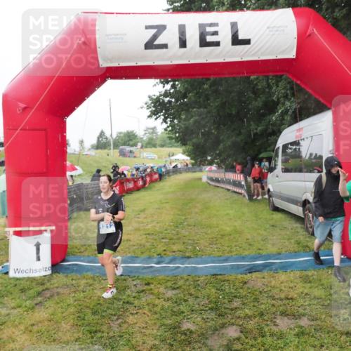 21.06.2025 - 27. Vierlanden-Triathlon MichiJ http://msf.ph/oto/8048118 15.06.2026 14:18:04 Ziel 1212 meine-sportfotos.de