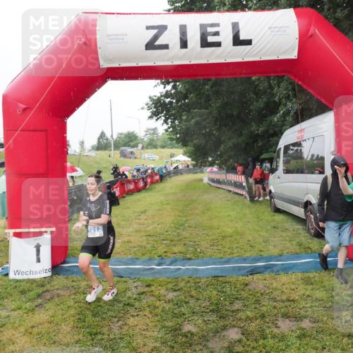 21.06.2025 - 27. Vierlanden-Triathlon MichiJ http://msf.ph/oto/8048120 15.06.2026 14:18:04 Ziel 1212 meine-sportfotos.de
