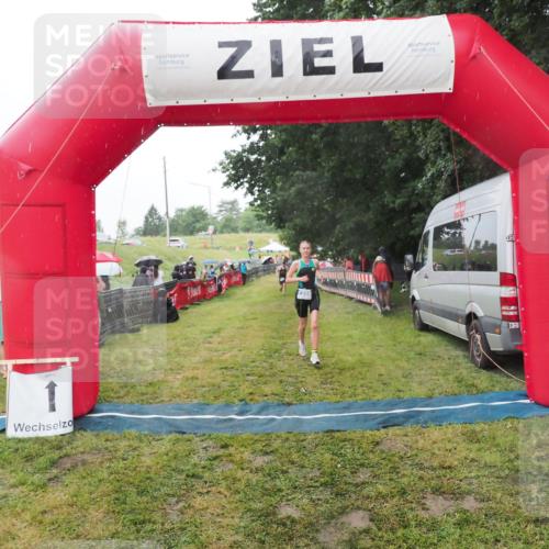 21.06.2025 - 27. Vierlanden-Triathlon MichiJ http://msf.ph/oto/8048127 15.06.2026 14:18:25 Ziel 1208 meine-sportfotos.de